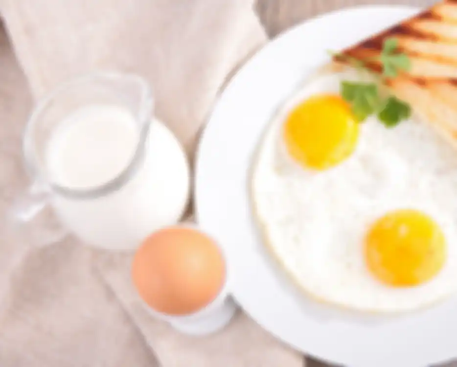 Bahaya nggak nih kombinasi susu dan telur saat sarapan?