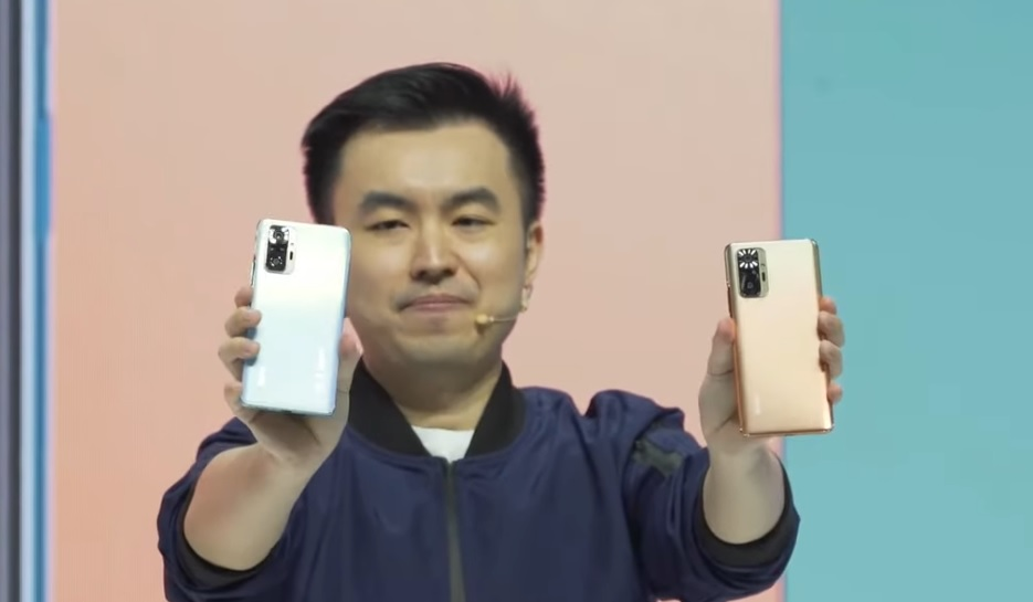 Country Director Xiaomi Indonesia, Alvin Tse bersama dengan Redmi Note 10 Pro.