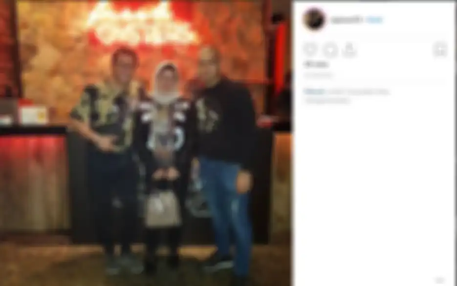Bubu mantan pacar Syahrini tengah berpose bersama kedua orangtuannya yang gaul.