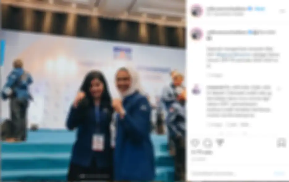 Beberapa hari sebelum dinyatakan positif corona, Bupati Karawang Cellica Nurrachadiana sempat berfoto bersama Annisa Pohan.