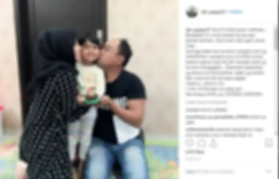Dewi, istri kedua Azis Gagap dalam balutan hijab hitam