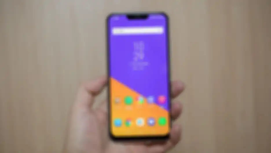 ASUS Zenfone 5 beratnya hanya 155 gram, sehingga nyaman digenggam