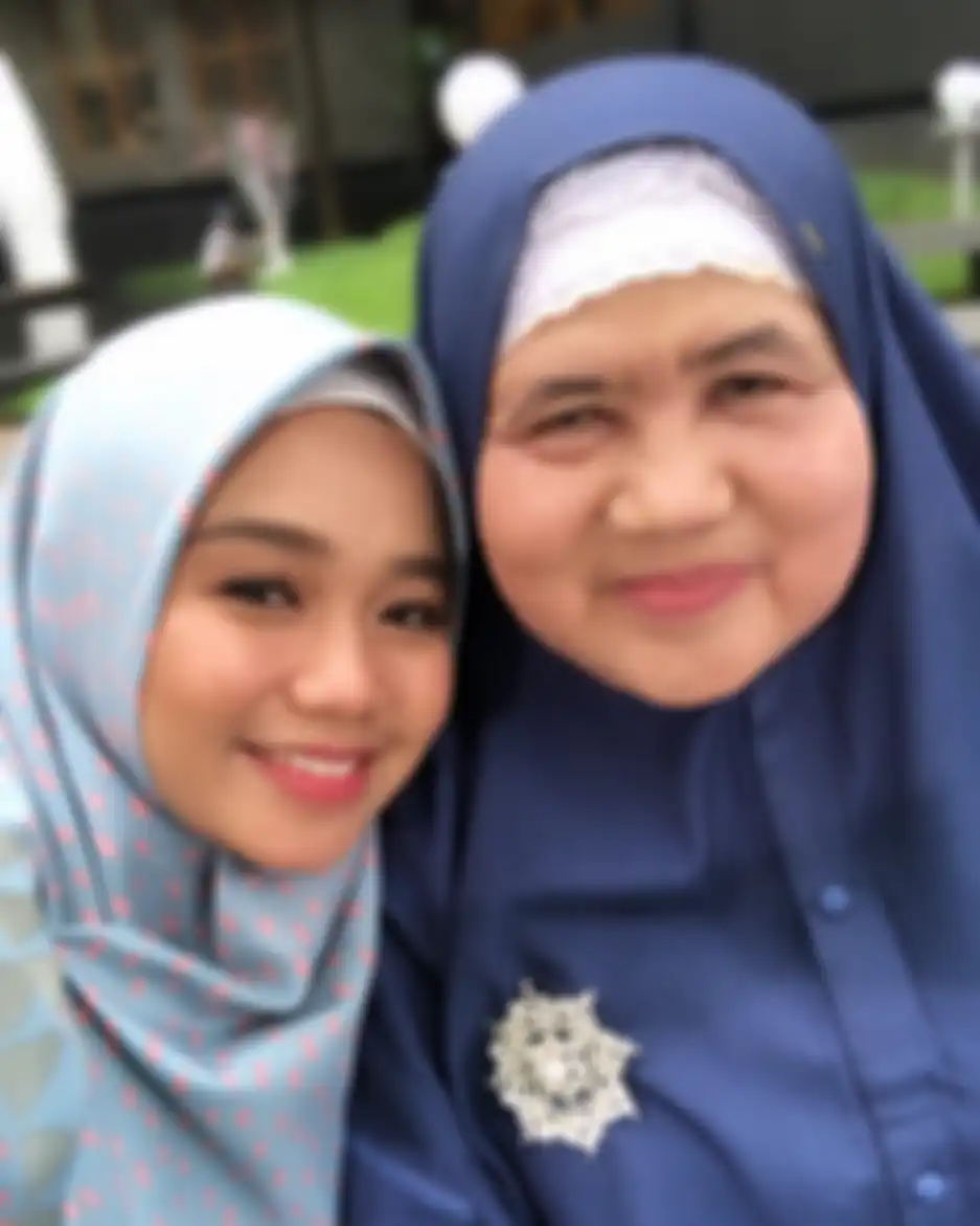 Foto Aulia DA pakai hijab yang bikin adem saat bergaya bersama Mamah Dedeh di depan kamera. Anak pemulung yang sukses boyong keluarga ke Tanah Suci Mekkah.