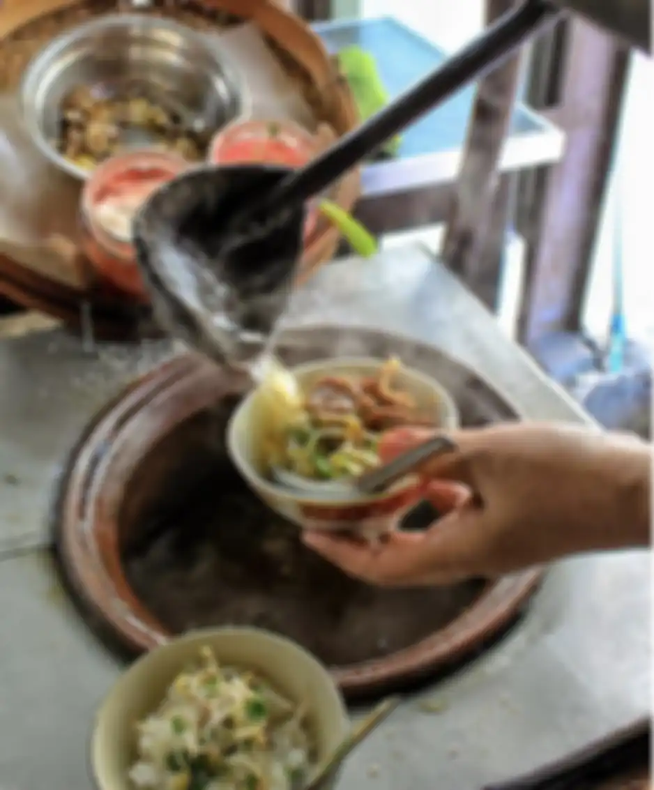 6 tempat wisata kuliner di Solo ini nikmat buat sarapan enak. Warung makan ini populer lewat menu soto. Intip foto khasnya. 