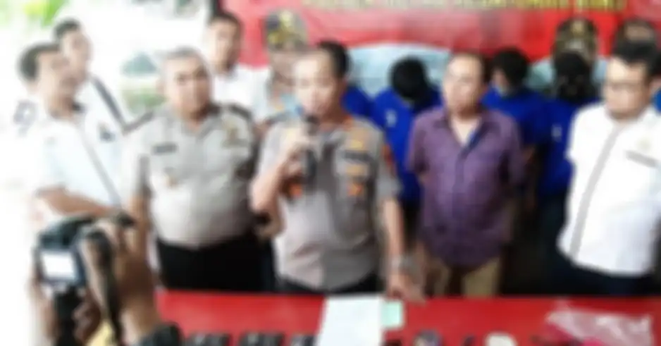 Setelah dapat teguran terkait foto berdua model majalah dewasa Vitalia Sesha, mantan Kapolsek Kebayoran Baru gugat Kapolda Metro hingga Kapolri.