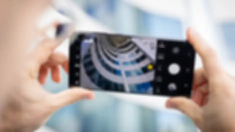 Ilustrasi penggunaan OIS di hp Samsung Galaxy S23 Ultra yang kini tengah dihinggapi bug.