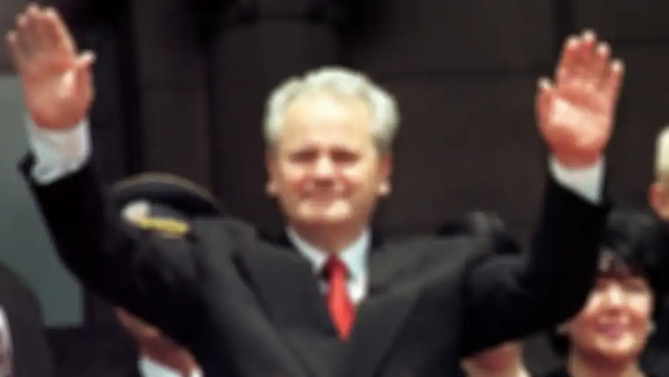 Presiden Slobodan Milosevic yang dipaksa turun oleh rakyatnya. 