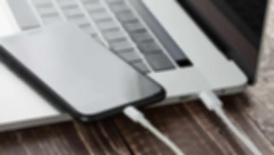 Charge handphone di laptop