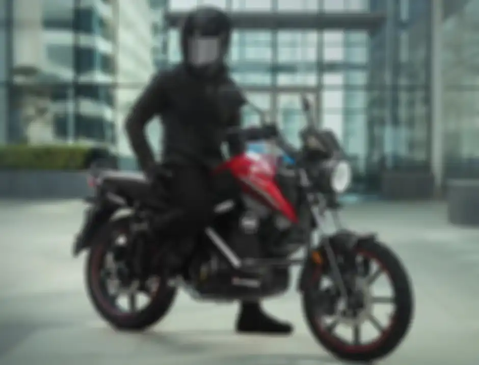 Tampilan motor listrik baru RV BlazeX 2025 dari sisi kanan.