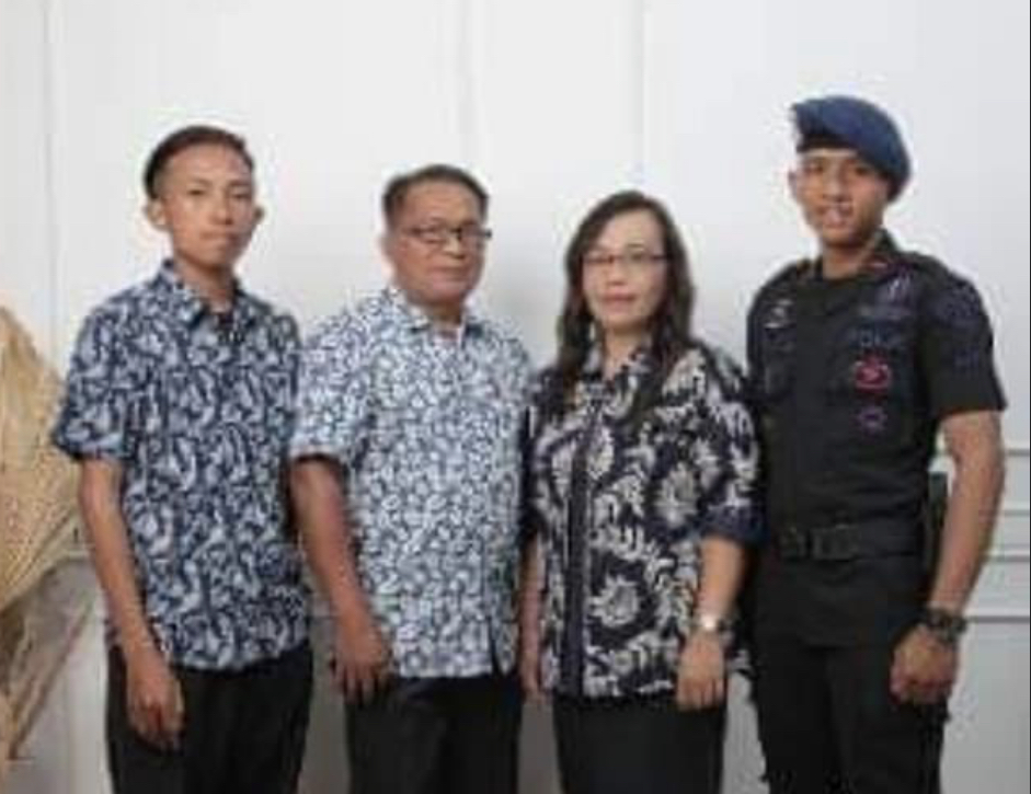 Rencana besar Bharada E tampaknya berantakan, sama seperti yang dialami Brigadir J. Foto surat terbuka orangtuanya viral. 