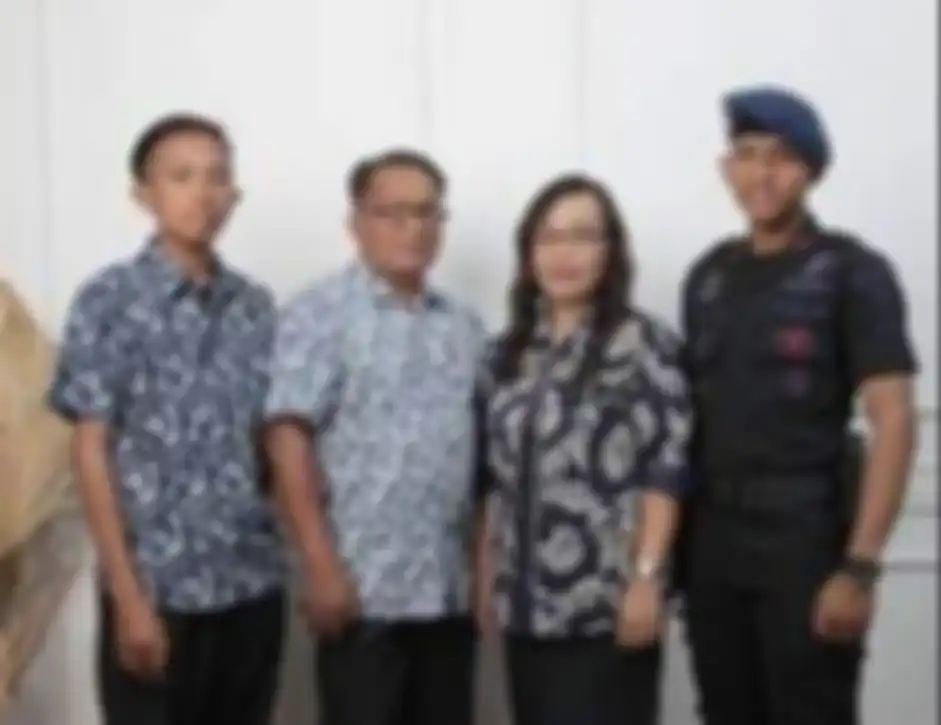 Orangtua Bharada E sengaja dilindungi dari orang-orang ini. Itu sebabnya, berada di tempat aman. Foto terkininya dirahasiakan.