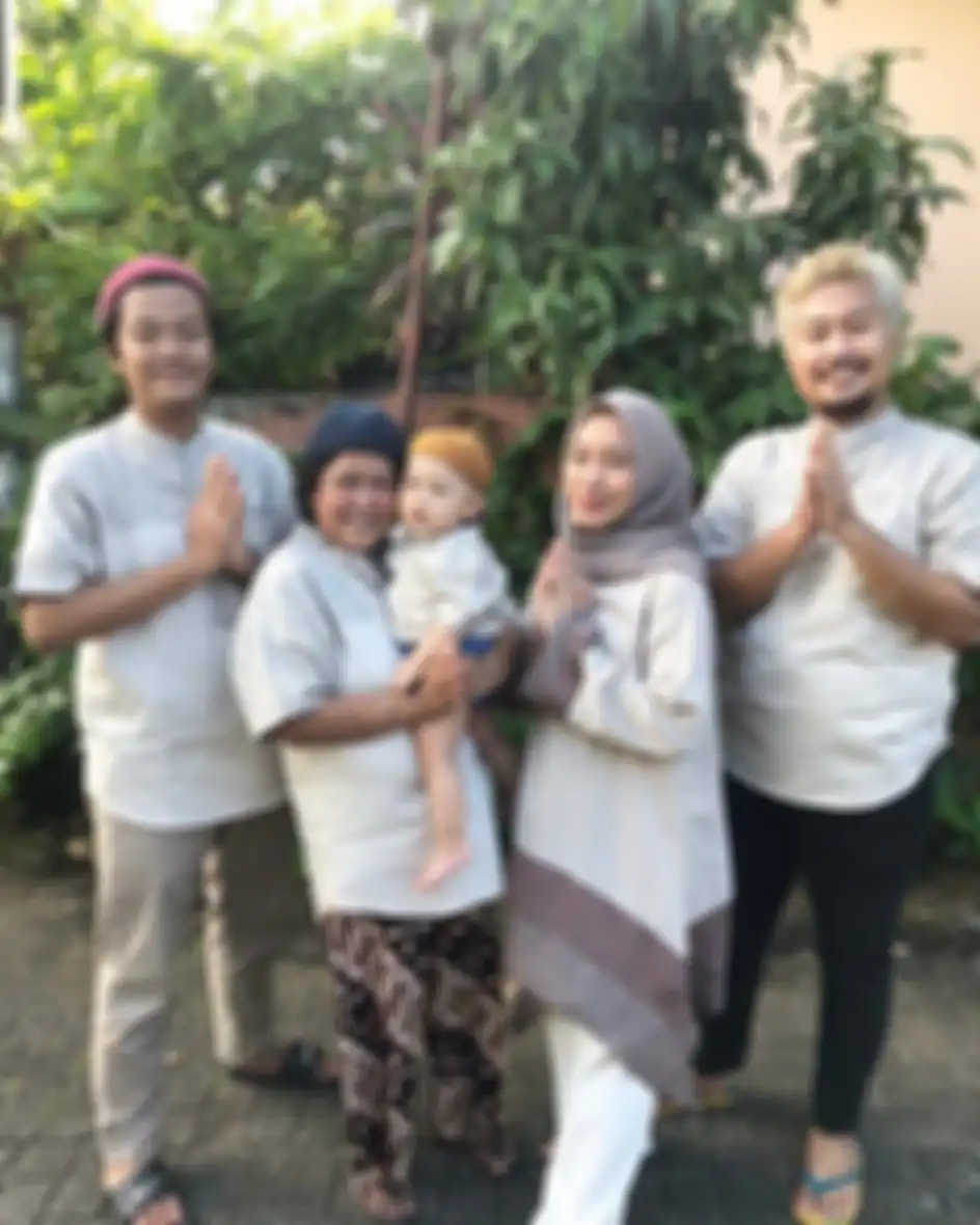 Di akun Instagram pribadinya, Suti Karno kerap mengunggah foto dirinya berkumpul dengan anak, menantu, dan cucu.