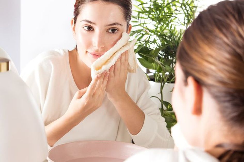 Amankah Membersihkan Wajah Menggunakan Kain Lap? Simak Informasi Lengkapnya!