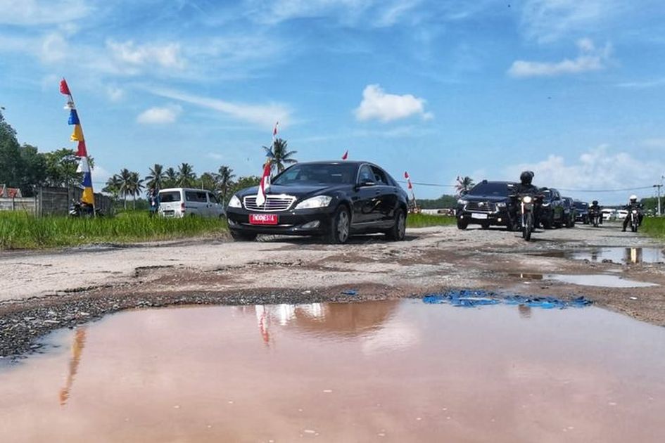 Muka Jokowi Auto Asem Saat Lewati Jalanan Rusak di Lampung, Netizen: Kalau Gubernurnya Gak Kesindir Kebangetan!