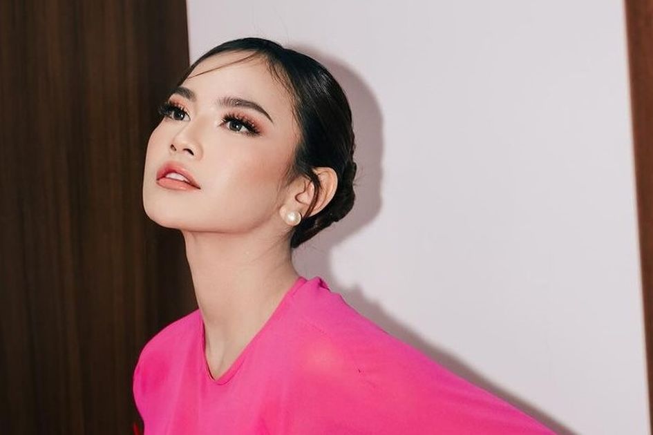 Mahalini Tampil Glamor Kenakan Gaun Bulu-bulu Panjang Rancangan Desainer Baju Taylor Swift!