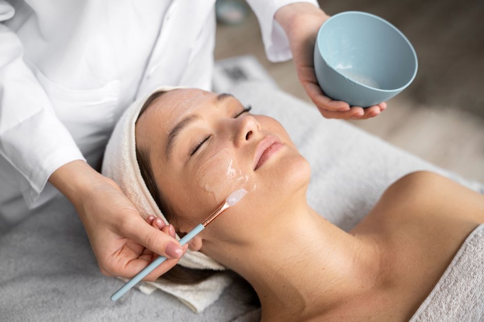Perbedaan Treatment Peeling dan Exfoliation, Mana yang Sebaiknya Kamu Pilih?