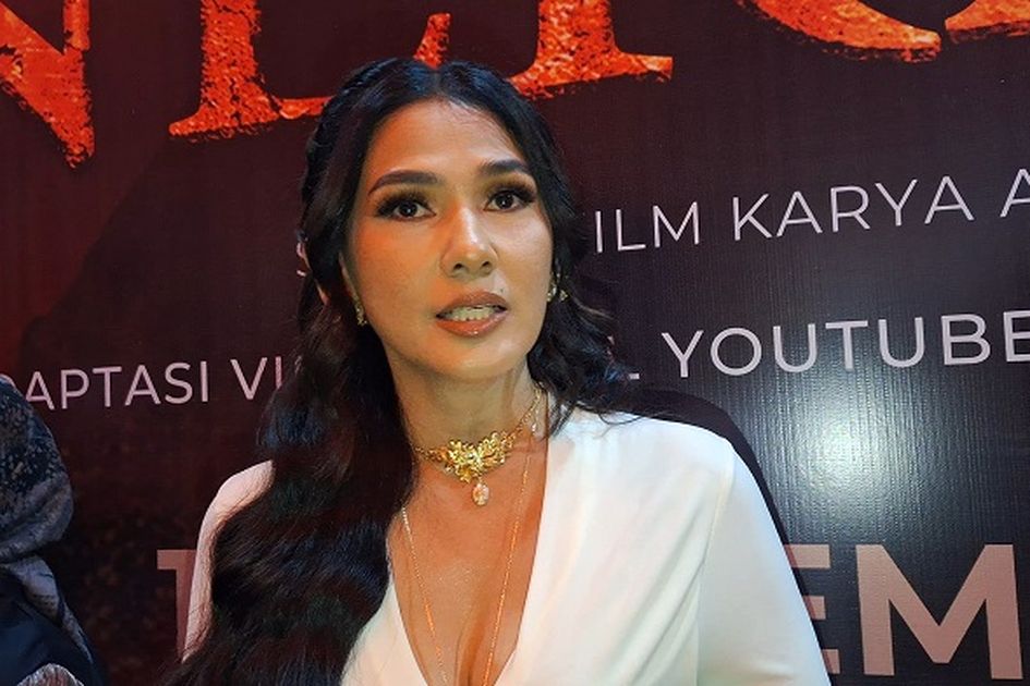 Nova Eliza Kenakan Kain Kafan dan Masuk Liang Kubur di Film Mama: Pesan dari Neraka