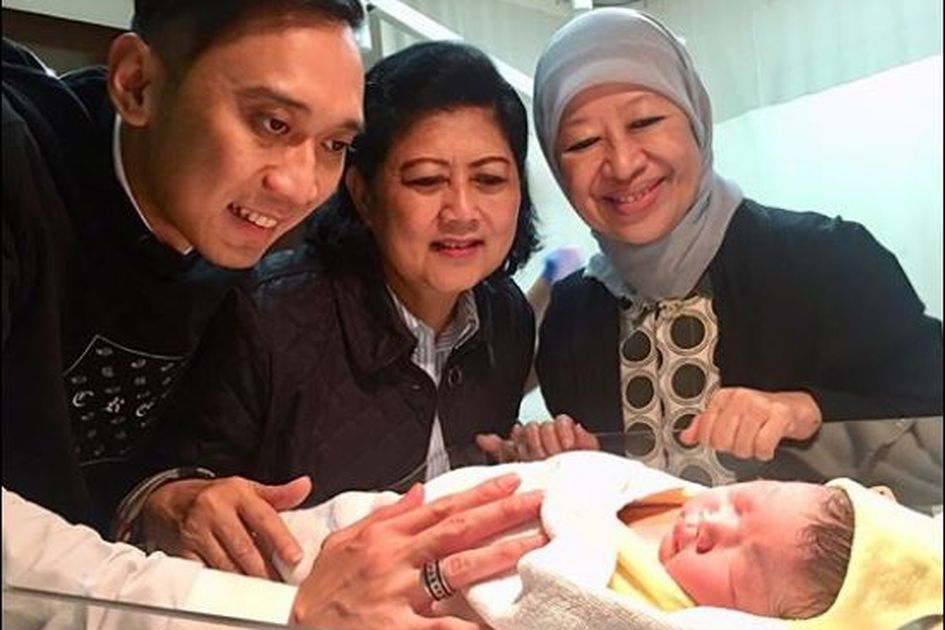 Oq bikinidagi chiroyli qizlar