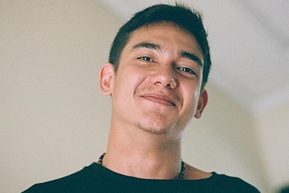 Cie, Adipati Dolken Akhirnya Posting Foto Berdua Bareng Cewe Cantik Ini,  Pacar Baru?