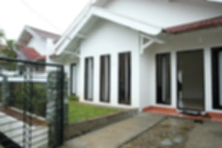 Bangunlah rumah 1 lantai dengan ruang-ruang standar. 
