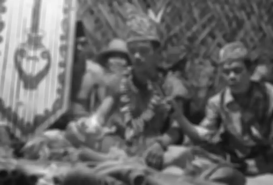 Foto dirilis Rabu (25/9/2019), memperlihatkan kepala adat Ali Ancin memimpin ritual Ngemonta saat ritual Mesiwah Pare Gumboh di desa Liyu, Kabupaten Balangan, Kalimantan Selatan. Prosesi Mesiwah Pare Gumboh merupakan upacara adat yang dilakukan masyarakat Dayak Deah sebagai perwujudan syukur kepada 