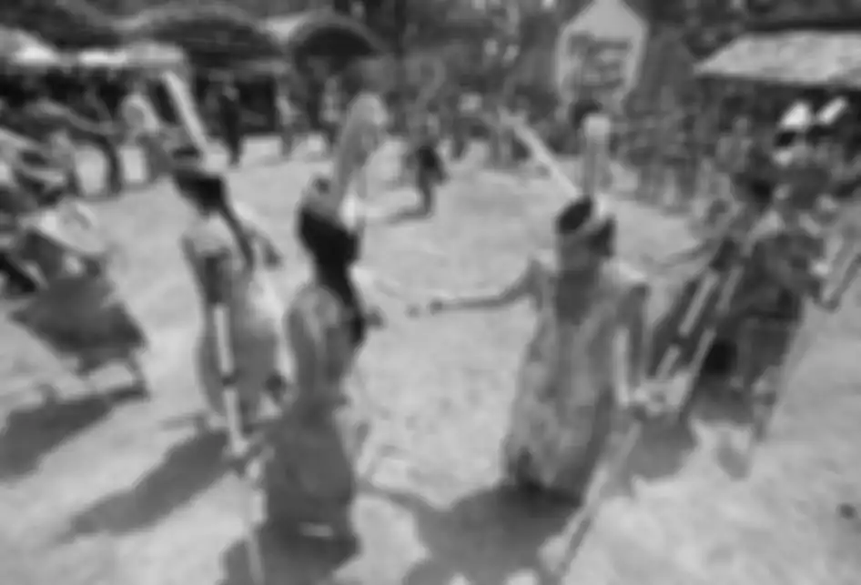 Foto dirilis Rabu (25/9/2019), memperlihatkan warga Dayak Deah menampilkan tari Mesiwah Pare Gumboh di Desa Liyu, Kabupaten Balangan, Kalimantan Selatan. Prosesi Mesiwah Pare Gumboh merupakan upacara adat yang dilakukan masyarakat Dayak Deah sebagai perwujudan syukur kepada Tuhan atas berkah dan kes