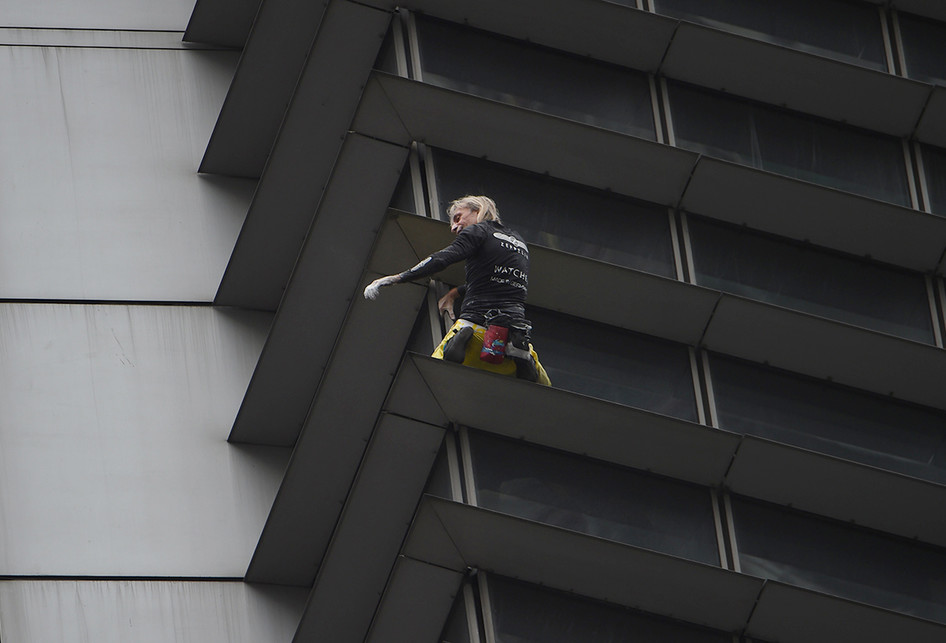 Pemanjat gedung asal Perancis, Alain Robert, memanjat sisi GT Tower di Makati, Filipina, Selasa (29/1/2019). Pria dengan julukan 'Spider-Man' berusia 56 tahun itu kemudian ditangkap Kepolisian Kota Makati atas aksinya yang dinilai masuk ke properti orang lain tanpa izin atau menganggu publik.