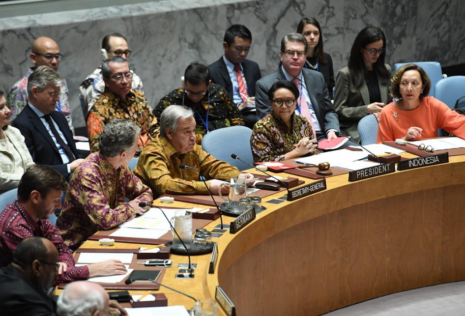 Menteri Luar Negeri Indonesia Retno Marsudi (dua kanan) , Sekretaris Jenderal PBB Antonio Guterres (tengah), Duta Besar Jerman untuk PBB Christoph Heusge (tiga kiri), dan Koordinator Politik Misi Perancis untuk PBB Antoine Michon (dua kiri), terlihat mengenakan batik saat hadir dalam Sidang Dewan Ke
