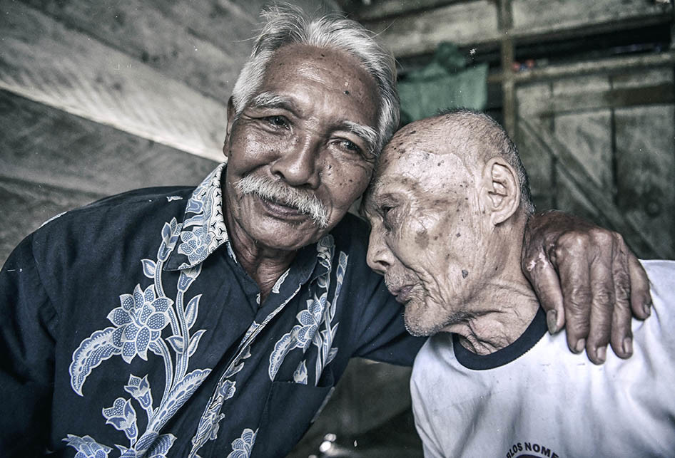 Foto dirilis Kamis (16/5/2019), menunjukkan mantan tahanan politik Diro Utomo (kiri) memeluk kawan senasibnya Slamet (kanan) di Pulau Buru, Maluku. Pulau Buru menjadi lokasi tempat pemanfaatan (Tefaat) yang kemudian berubah menjadi Inrehab (Instalasi Rehabilitas) para tahanan politik yang ditangkap 