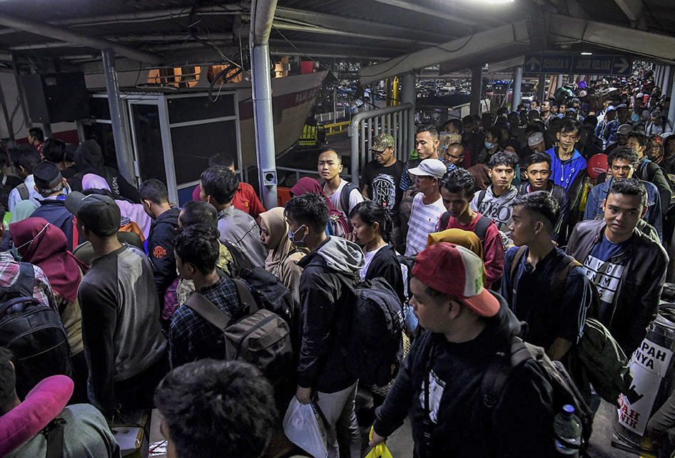 Pemudik tujuan Sumatera antre memasuki kapal Roro di Pelabuhan Merak, Banten, Sabtu (1/6/2019). Peningkataan jumlah penumpang di Pelabuhan Merak terus terjadi dan diperkirakan berlanjut hingga 2 Juni.