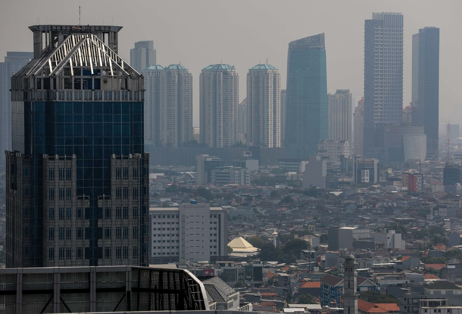 Suasana gedung bertingkat yang terlihat samar karena kabut polusi di Jakarta Pusat, Senin (8/7/2019). Kualitas udara di DKI Jakarta memburuk pada tahun ini dibandingkan tahun 2018. Prediksi ini berdasarkan pengukuran PM 2,5 atau partikel halus di udara yang berukuran lebih kecil dari 2,5 mikron (mikrometer).