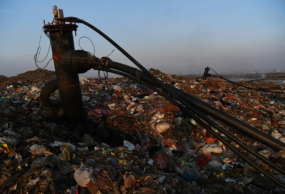 Kondisi sumur gas vertikal yang berada di tumpukan sampah di Tempat Pembuangan Akhir (TPA) Benowo, Surabaya, Jawa Timur