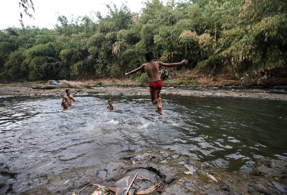 Bocah mandi di Kali Ciliwung, Depok, Jawa Barat, Rabu (31/7/2019). 