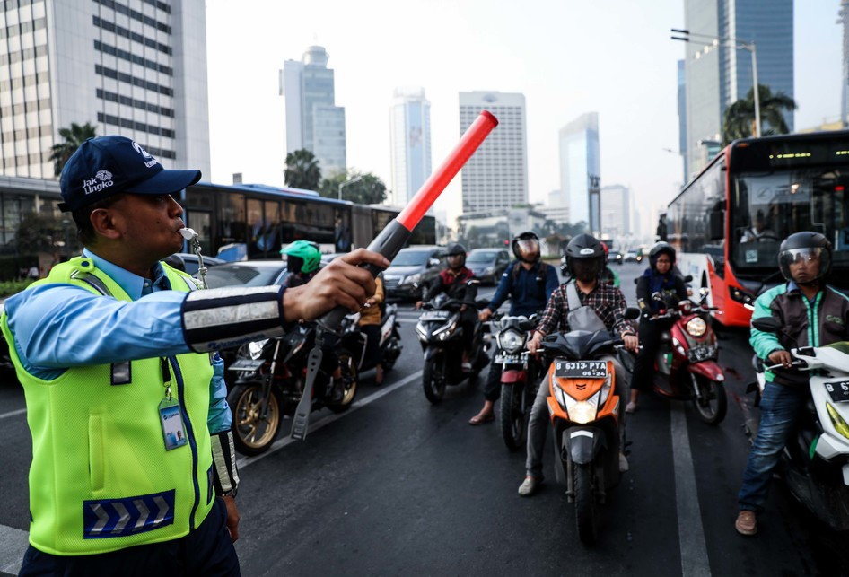 Direktur Utama PT Transportasi Jakarta (TransJakarta) Agung Wicaksono, melakukan tugas sebagai petugas sterilisasi jalur untuk memperingati Hari Pelanggan Nasional yang jatuh pada hari ini, 4 September 2019 di Halte Bundaran Hotel Indonesia, Jalan MH Thamrin, Jakarta Pusat, Rabu (4/9/2019). Kegiatan