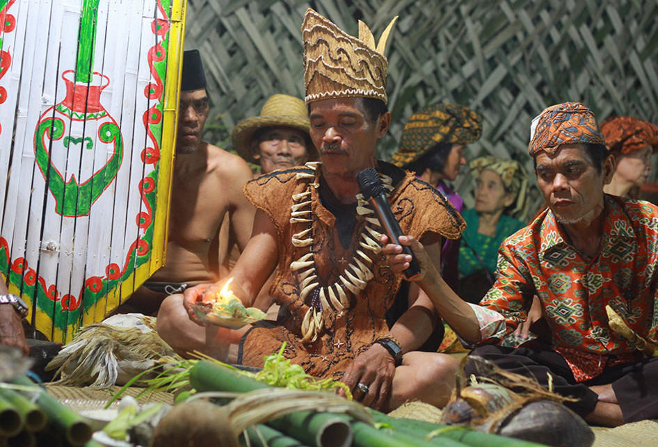 Foto dirilis Rabu (25/9/2019), memperlihatkan kepala adat Ali Ancin memimpin ritual Ngemonta saat ritual Mesiwah Pare Gumboh di desa Liyu, Kabupaten Balangan, Kalimantan Selatan. Prosesi Mesiwah Pare Gumboh merupakan upacara adat yang dilakukan masyarakat Dayak Deah sebagai perwujudan syukur kepada 