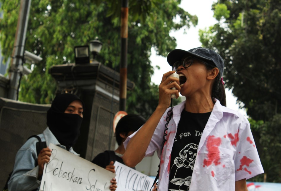 Demonstran yang terdiri dari solidaritas emak-emak berorasi di depan Polda Metro Jaya, Jakarta Selatan, Minggu (13/10/2019). Aksi unjuk rasa merupakan aksi solidaritas atas kekerasan aparat terhadap anak-anak yang melakukan aksi pada 23,24,25 dan 30 September 2019.