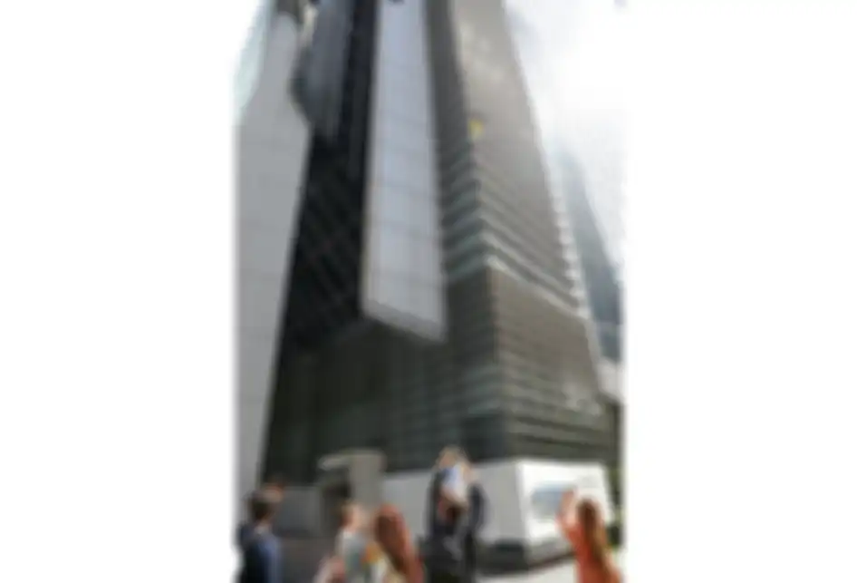 Pemanjat gedung asal Perancis, Alain Robert, memanjat sisi GT Tower di Makati, Filipina, Selasa (29/1/2019). Pria dengan julukan Spider-Man berusia 56 tahun itu kemudian ditangkap Kepolisian Kota Makati atas aksinya yang dinilai masuk ke properti orang lain tanpa izin atau menganggu publik.