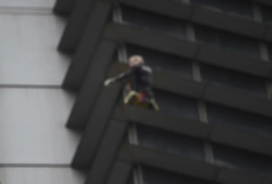 Pemanjat gedung asal Perancis, Alain Robert, memanjat sisi GT Tower di Makati, Filipina, Selasa (29/1/2019). Pria dengan julukan Spider-Man berusia 56 tahun itu kemudian ditangkap Kepolisian Kota Makati atas aksinya yang dinilai masuk ke properti orang lain tanpa izin atau menganggu publik.