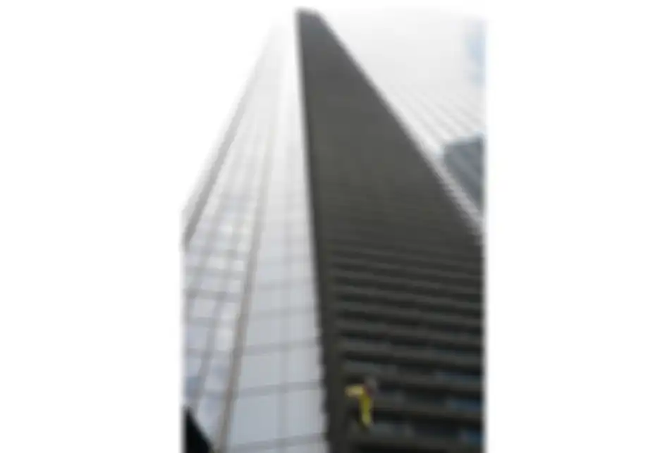 Pemanjat gedung asal Perancis, Alain Robert, memanjat sisi GT Tower di Makati, Filipina, Selasa (29/1/2019). Pria dengan julukan Spider-Man berusia 56 tahun itu kemudian ditangkap Kepolisian Kota Makati atas aksinya yang dinilai masuk ke properti orang lain tanpa izin atau menganggu publik.