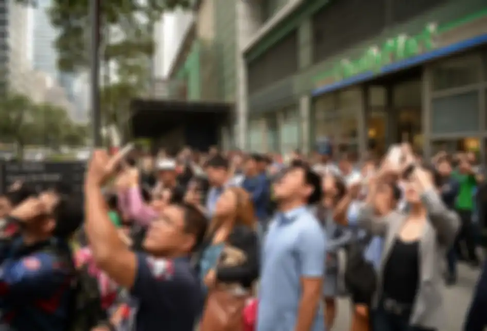 Warga menggunakan ponselnya memotret pemanjat gedung asal Perancis, Alain Robert, saat memanjat sisi GT Tower di Makati, Filipina, Selasa (29/1/2019). Pria dengan julukan Spider-Man berusia 56 tahun itu kemudian ditangkap Kepolisian Kota Makati atas aksinya yang dinilai masuk ke properti orang lai
