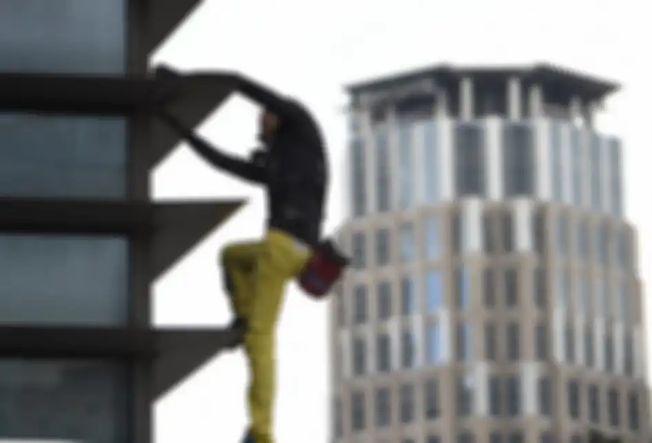Pemanjat gedung asal Perancis, Alain Robert, memanjat sisi GT Tower di Makati, Filipina, Selasa (29/1/2019). Pria dengan julukan Spider-Man berusia 56 tahun itu kemudian ditangkap Kepolisian Kota Makati atas aksinya yang dinilai masuk ke properti orang lain tanpa izin atau menganggu publik.