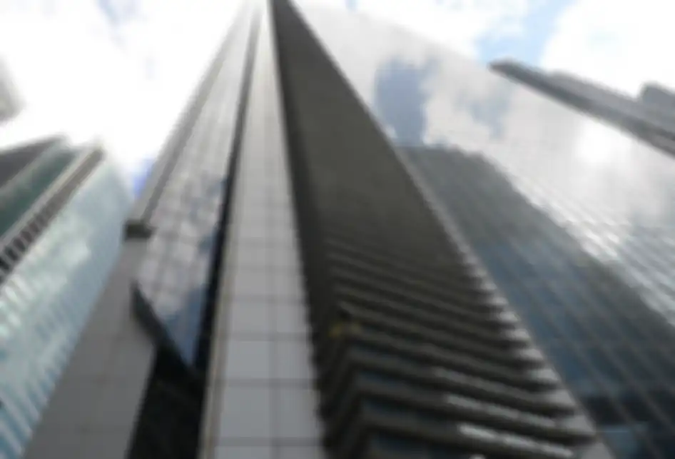 Pemanjat gedung asal Perancis, Alain Robert, memanjat sisi GT Tower di Makati, Filipina, Selasa (29/1/2019). Pria dengan julukan Spider-Man berusia 56 tahun itu kemudian ditangkap Kepolisian Kota Makati atas aksinya yang dinilai masuk ke properti orang lain tanpa izin atau menganggu publik.