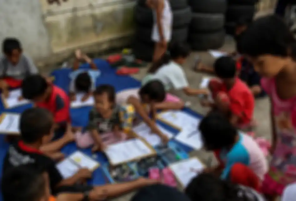 Sejumlah anak-anak saat belajar disebuah terpal yang disediakan oleh Relawan Mentari Senja di kawasan jalan inpeksi sungai banjir kanal barat, kawasan Tanah Abang, Jakarta, Kamis (7/2/2019). Relawan yang terdiri dari pemuda-pemudi yang masih sekolah dan kuliah ini melakukan kegiatan sosial dengan me