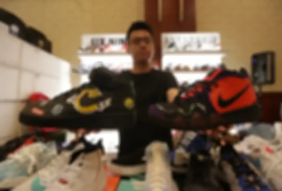 Seorang penjual menunjukkan salah satu sepatu jualannya saat acara Jakarta Sneaker Day 2019 di The Hall Senayan City, Jakarta, Kamis (7/2/2019). Bertema Community Enabler, Jakarta Sneaker Day akan berlangsung hingga 9 Februari 2019 mendatang.