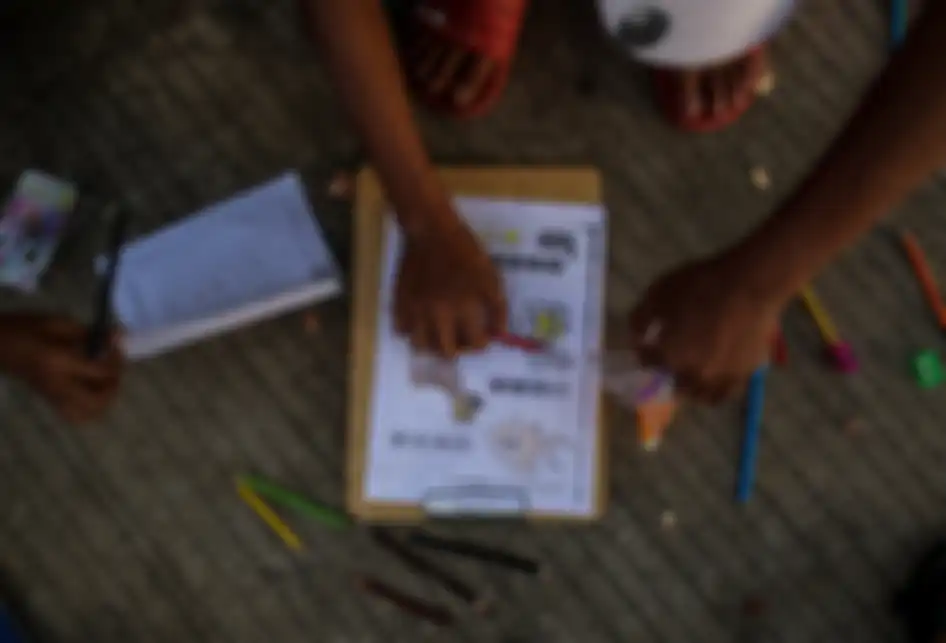 Sejumlah anak-anak saat belajar disebuah terpal yang disediakan oleh Relawan Mentari Senja di kawasan jalan inpeksi sungai banjir kanal barat, kawasan Tanah Abang, Jakarta, Kamis (7/2/2019). Relawan yang terdiri dari pemuda-pemudi yang masih sekolah dan kuliah ini melakukan kegiatan sosial dengan me