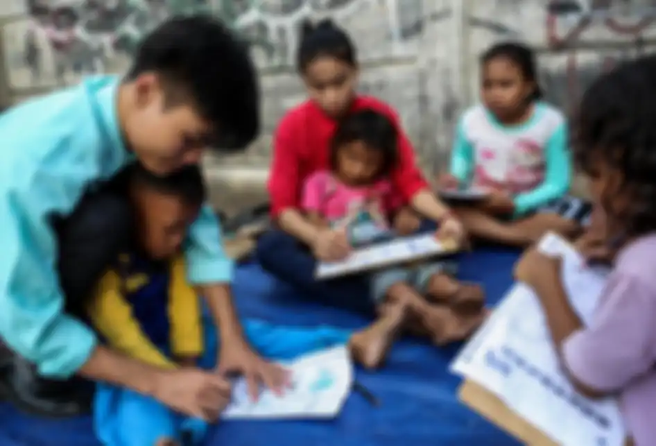 Sejumlah anak-anak saat belajar disebuah terpal yang disediakan oleh Relawan Mentari Senja di kawasan jalan inpeksi sungai banjir kanal barat, kawasan Tanah Abang, Jakarta, Kamis (7/2/2019). Relawan yang terdiri dari pemuda-pemudi yang masih sekolah dan kuliah ini melakukan kegiatan sosial dengan me
