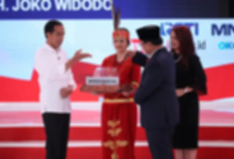 Calon Presiden Nomor Urut 1, Joko Widodo dan No JUrut 2, Prabowo Subianto mengambil undian pertanyaan saat Debat Kedua Calon Presiden di Hotel Sultan, Jakarta, Minggu (17/2/2019).