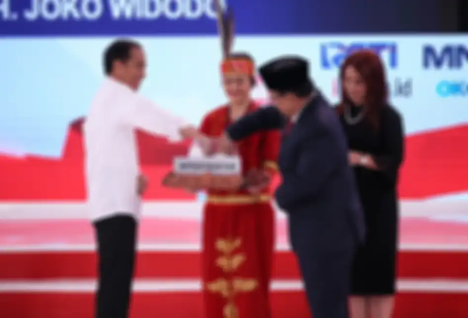 Calon Presiden Nomor Urut 1, Joko Widodo dan No JUrut 2, Prabowo Subianto mengambil undian pertanyaan saat Debat Kedua Calon Presiden di Hotel Sultan, Jakarta, Minggu (17/2/2019).