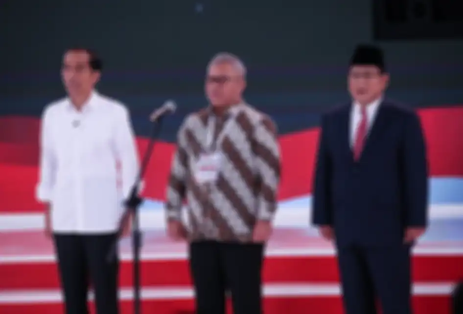 Calon Presiden Nomor Urut 1, Joko Widodo, Ketua KPU, Arief Budiman, dan Calon Presiden No Urut 2, Prabowo Subianto menyanyikan lagu Indonesia Raya saat Debat Kedua Calon Presiden di Hotel Sultan, Jakarta, Minggu (17/2/2019).