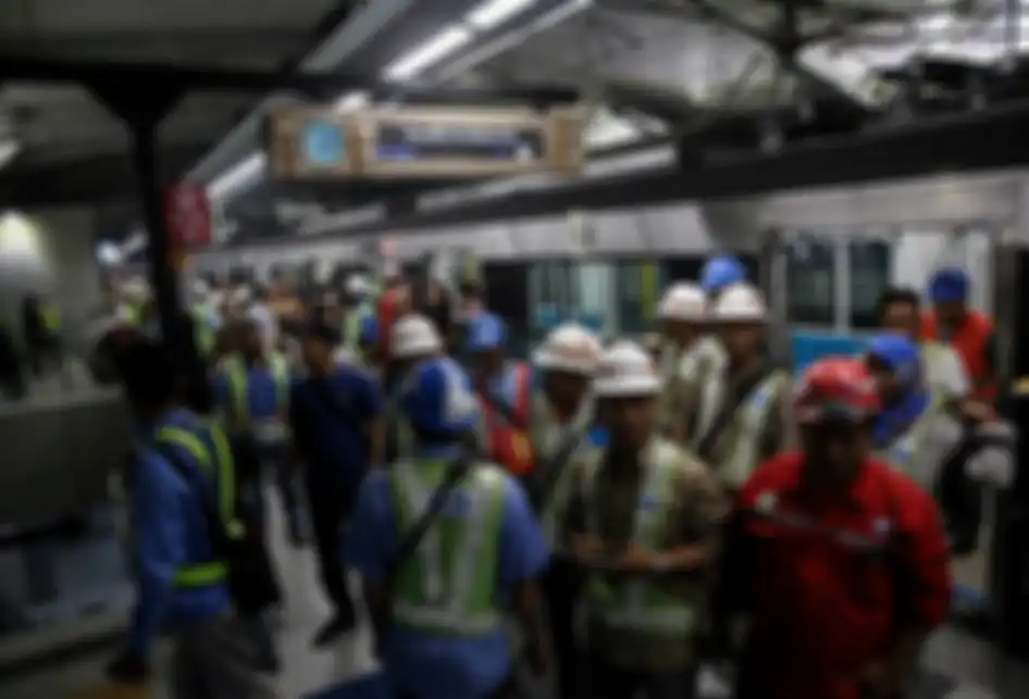 Warga berada di kereta Mass Rapid Transit (MRT) saat uji coba dari Stasiun Lebak Bulus ke Bundaran HI di Jakarta, Senin (18/2/2019). Kereta MRT atau Ratangga akan dibuka untuk komersil antara tanggal 24 - 31 Maret 2019.